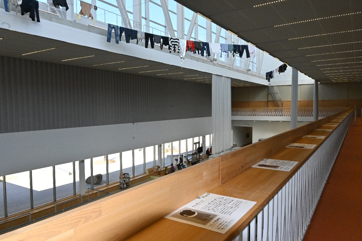 美術館2階に展示された、市民らが「地震の日に着た服」たち