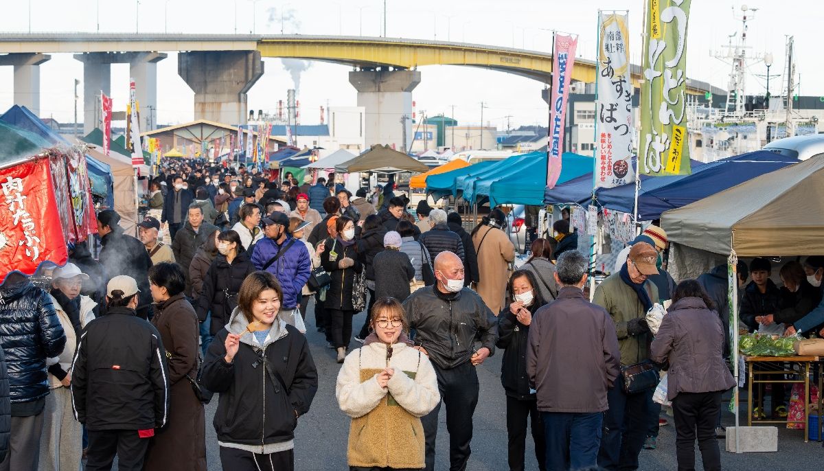 にぎわう館鼻岸壁朝市