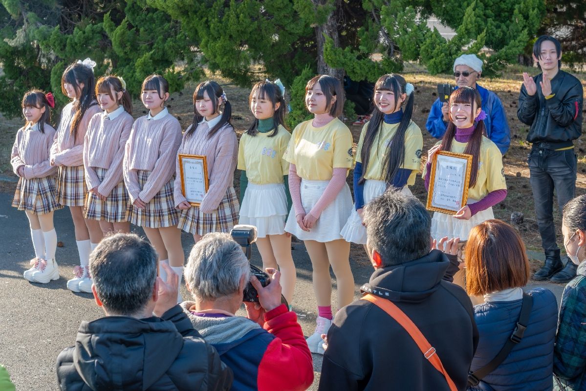 委嘱状を受け取るｐａｃｃｈｉのメンバー