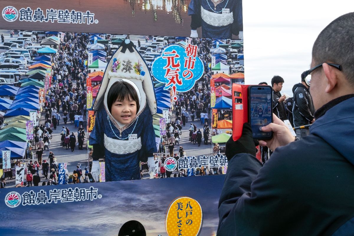 顔はめパネルで記念撮影