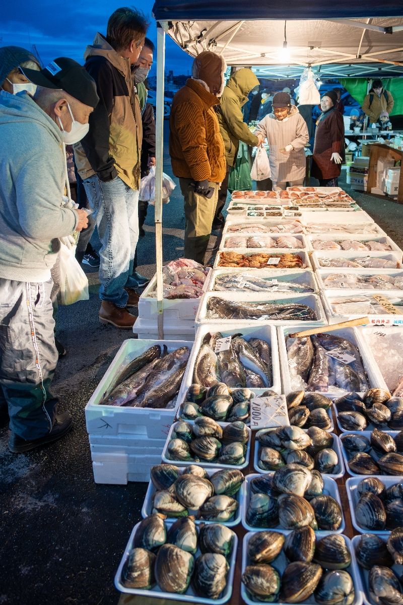 ずらりと魚介類が並ぶ店舗も