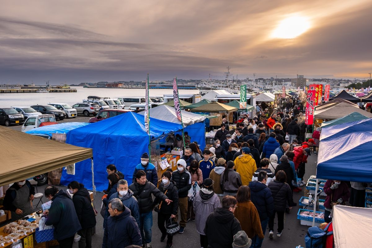 15日に開幕した館鼻岸壁朝市。朝日が昇るハマは多くの市民で活気づいた=八戸市