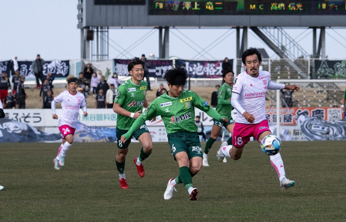【ヴァンラーレ八戸-栃木C】後半、攻め込む鵜木郁哉=八戸プライフーズスタジアム