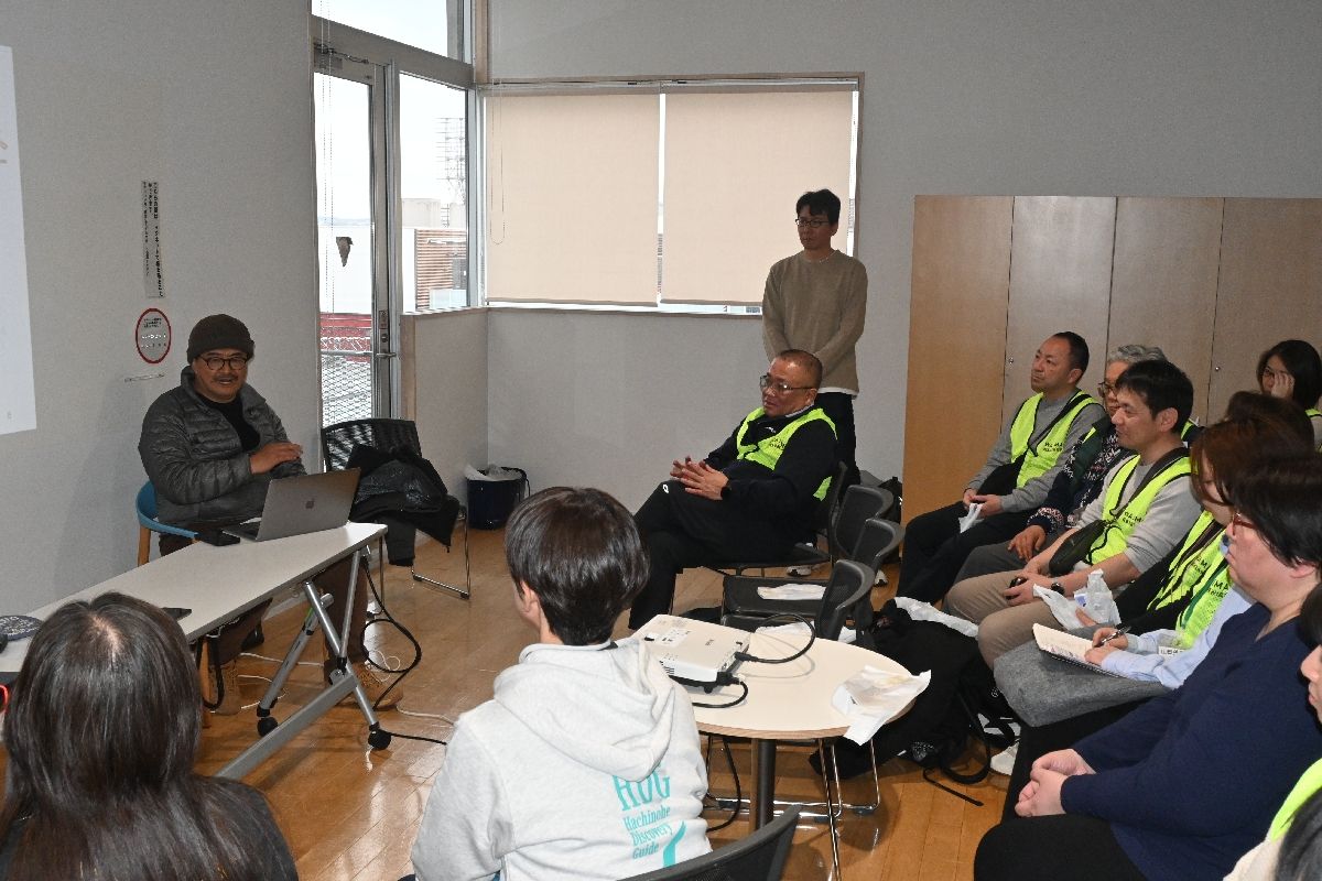 はっちでは輪島市からのメンバーが田中潤介氏(左)の講演を聞いたほか意見交換を行った=15日、八戸市