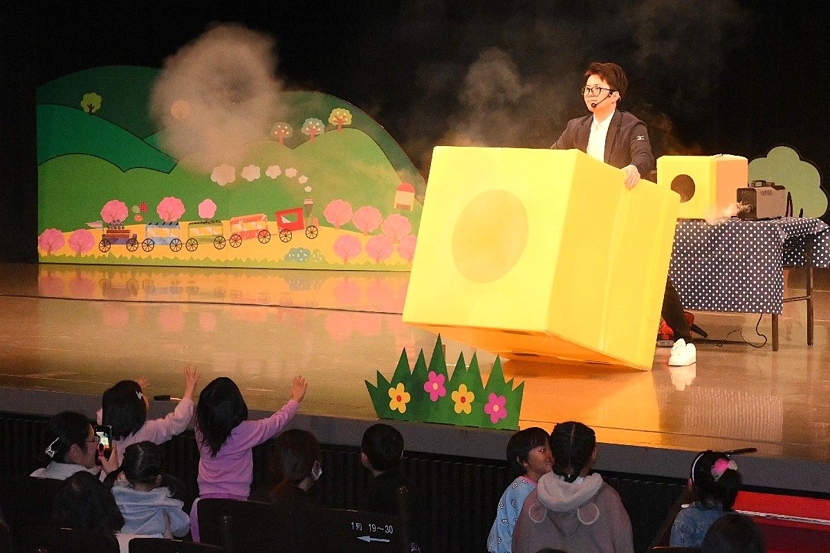 巨大空気砲を使ったパフォーマンスを披露するアットさん