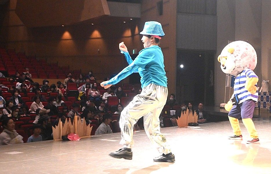 歌とダンスのステージで会場を沸かせるデリオンら