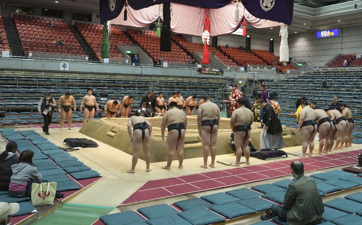 大相撲春場所の前相撲に臨む新弟子たち=10日、エディオンアリーナ大阪