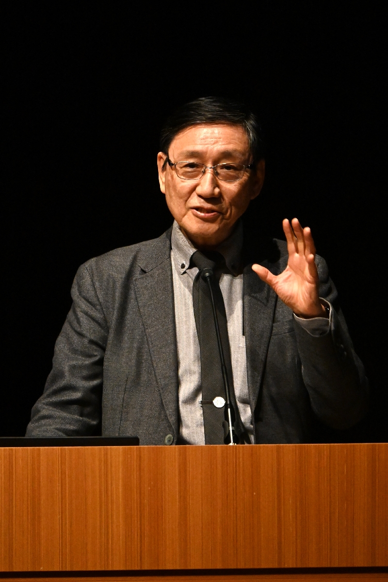 国の原子力政策について講演する鈴木達治郎氏=15日、青森市