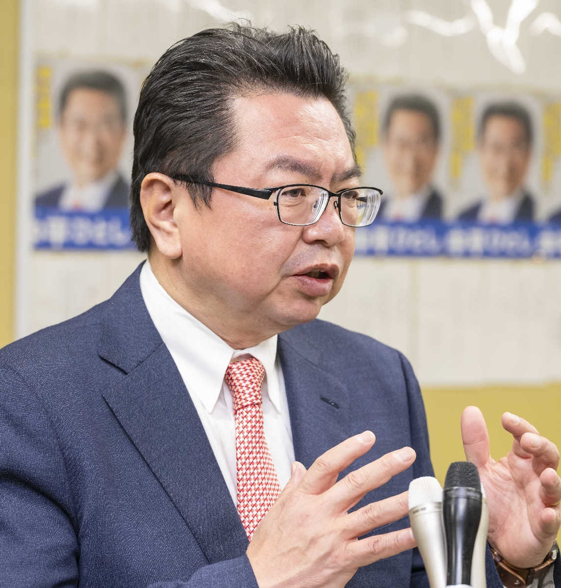 報道陣のインタビューに答える中平均氏