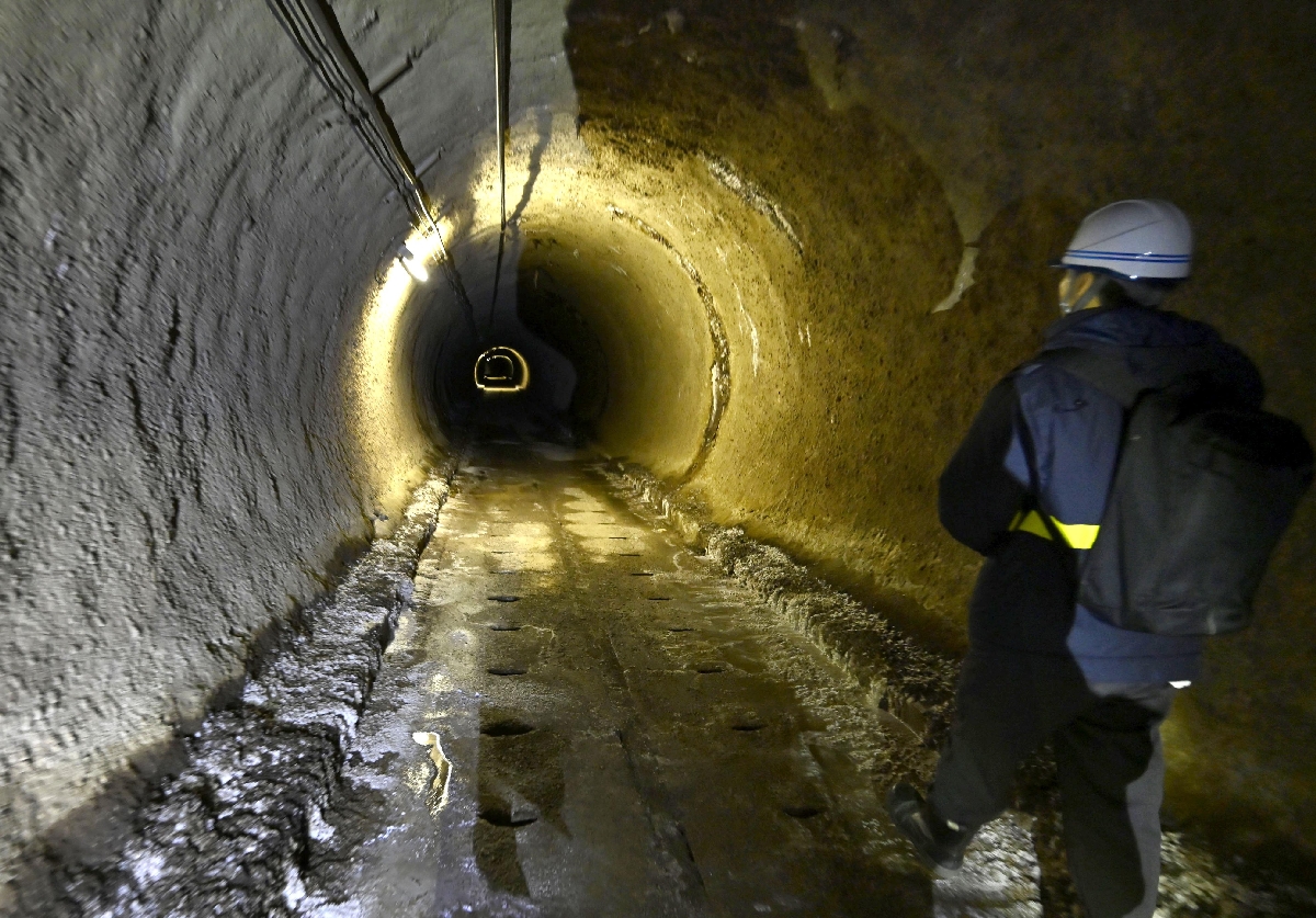青函トンネルの本坑最深部の先にある「先進導坑」。足元にはしみ出た海水や塩分を含んだ白い結晶が浮き出ている=1月、北海道福島町