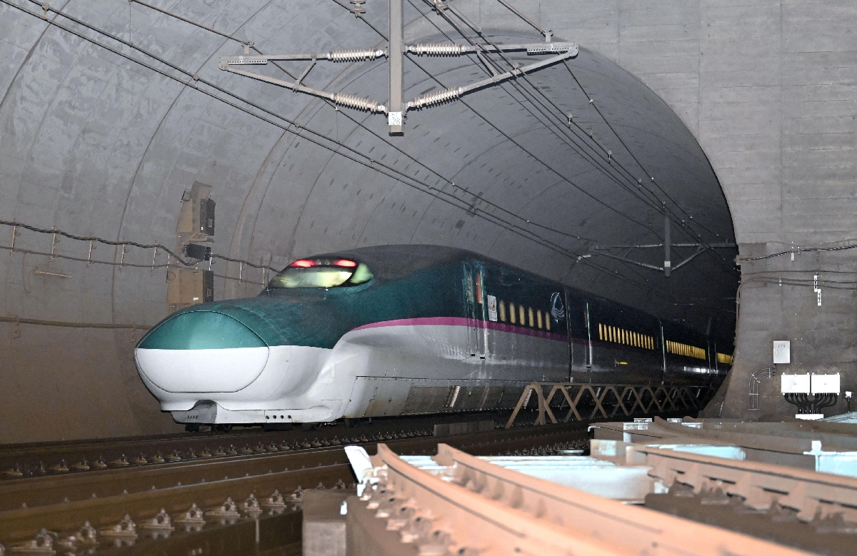 青函トンネルを走行する北海道新幹線=1月、北海道福島町