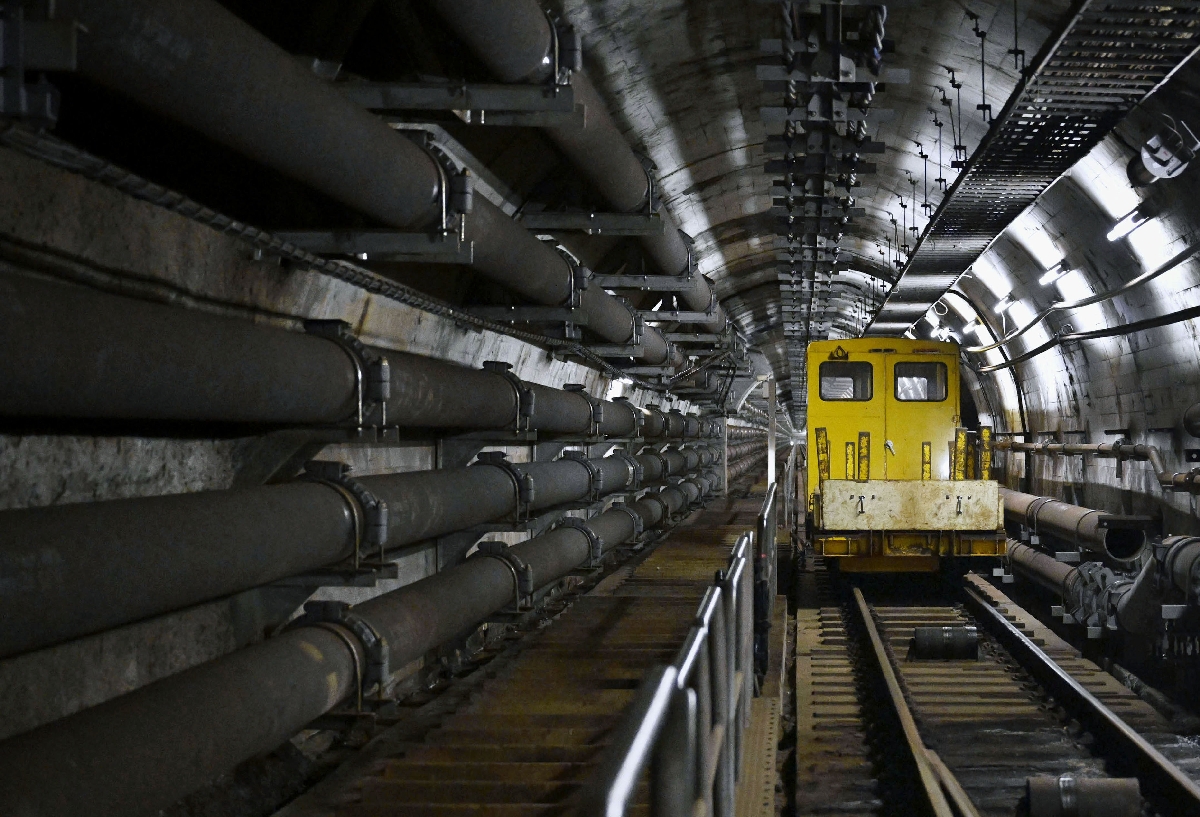 　青函トンネルにつながる「吉岡斜坑」のケーブルカー（右）。壁沿いにはトンネル内で出た海水を排出するためのパイプが地上へと延びる＝１月、北海道福島町