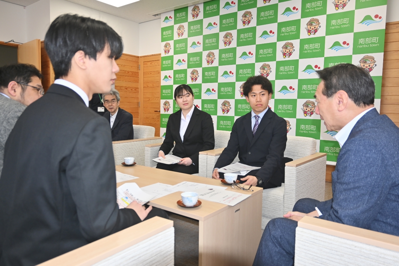 工藤祐直町長（右）に報告する学生ら＝１６日、南部町