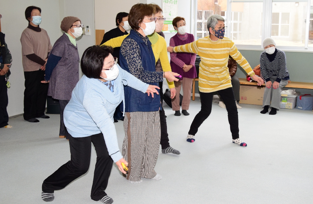 テレビゲームを通じて体を動かす参加者