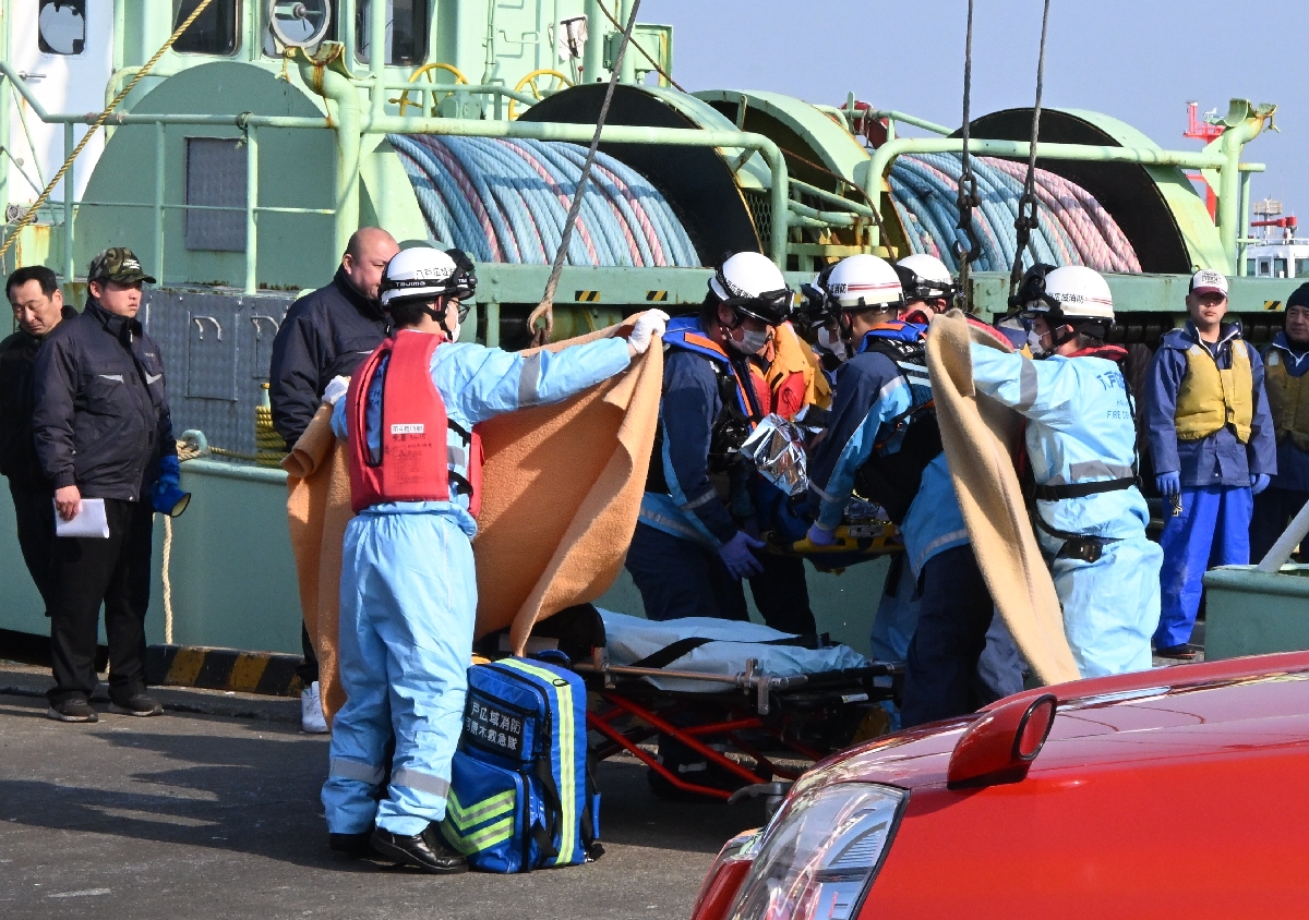 八戸の漁船転覆 4人意識不明/三沢沖で貨物船と衝突