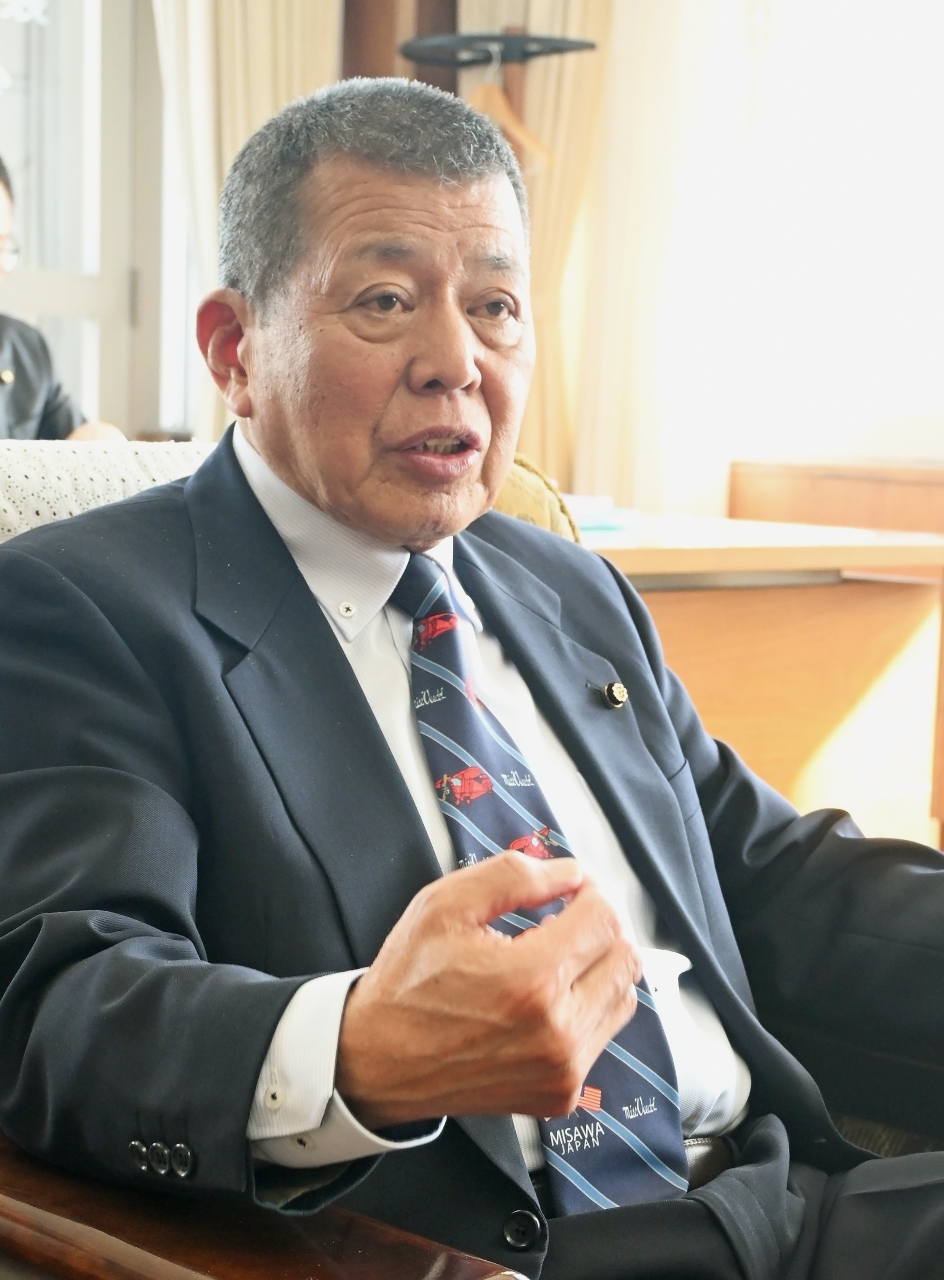 三沢市議会議長に就任した瀬崎雅弘さん