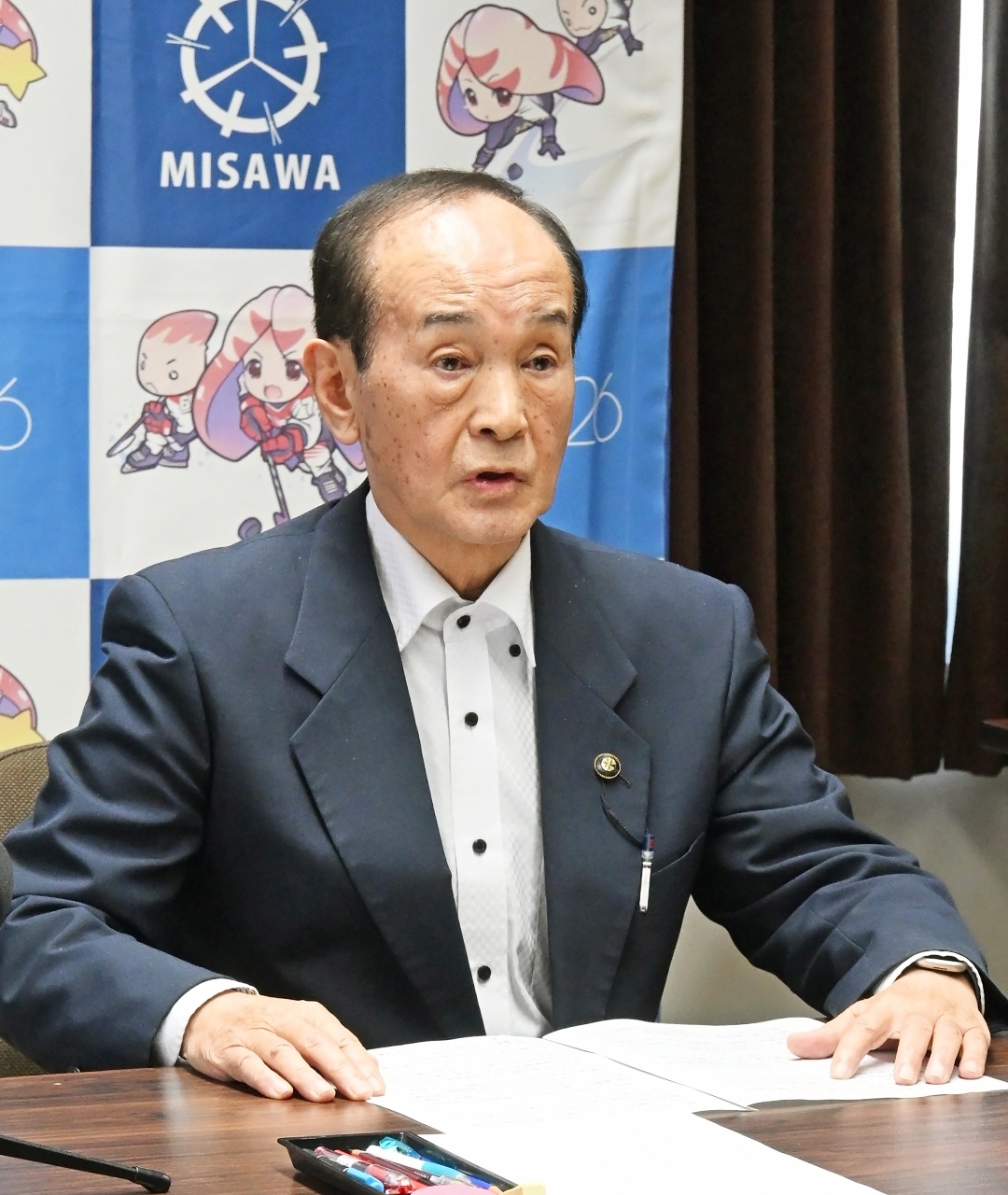 新たな移転対象区域が告示され、記者会見で見解を示す小桧山吉紀三沢市長=17日、市役所