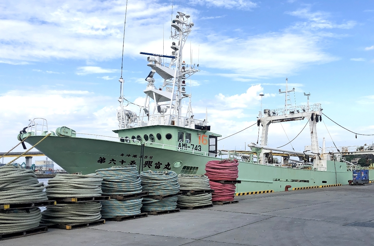 貨物船と衝突し、沈没した中型底引き網船「第６５興富丸」＝２０２５年７月