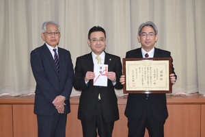 J2・ヴァンラーレ支援を 北日本化工、八戸市にふるさと寄付金100万円