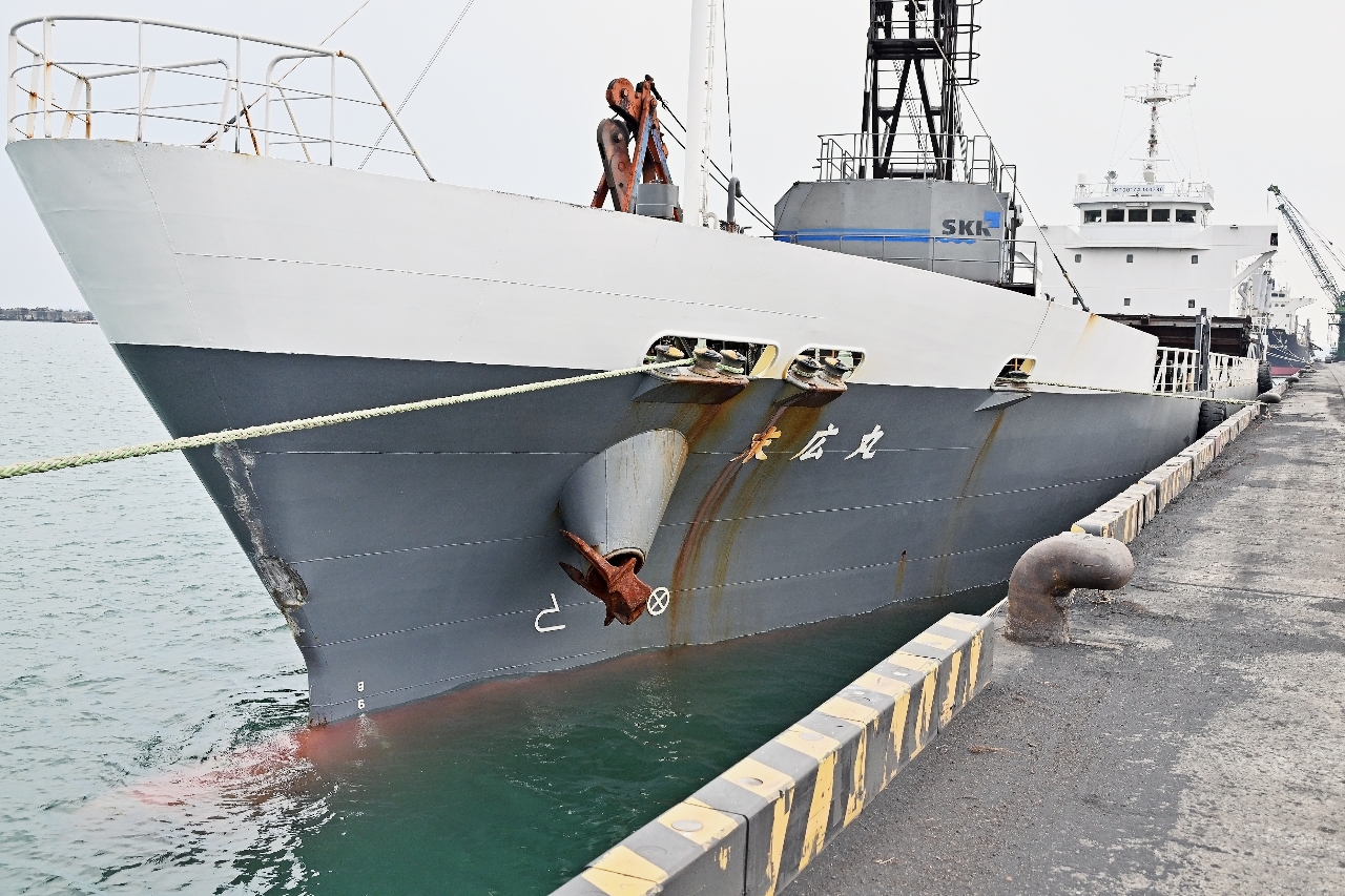 漁船との衝突で船首が損傷した貨物船「末広丸」=17日、八戸市の八太郎第1埠頭