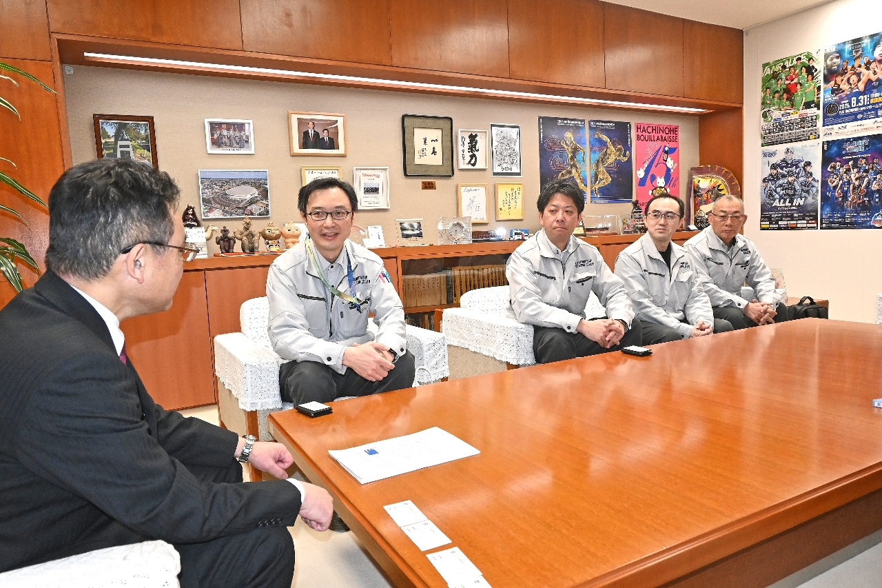 熊谷雄一市長(左)に受賞を報告する北日本造船のメンバー=17日、八戸市庁