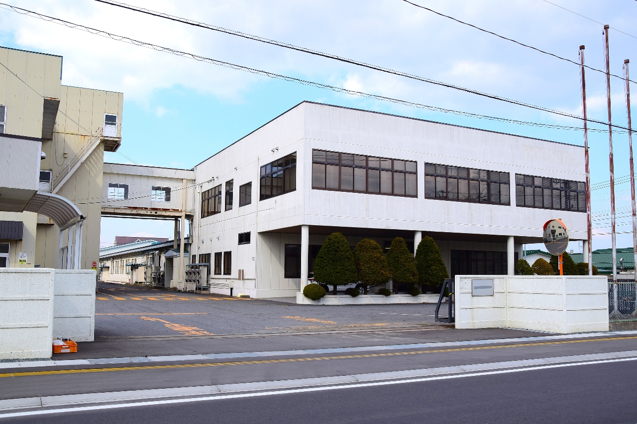 リヴルクスが取得したTVS REGZAの旧青森事業所三沢工場。太陽電池セルの製造拠点を新設する=17日、三沢市