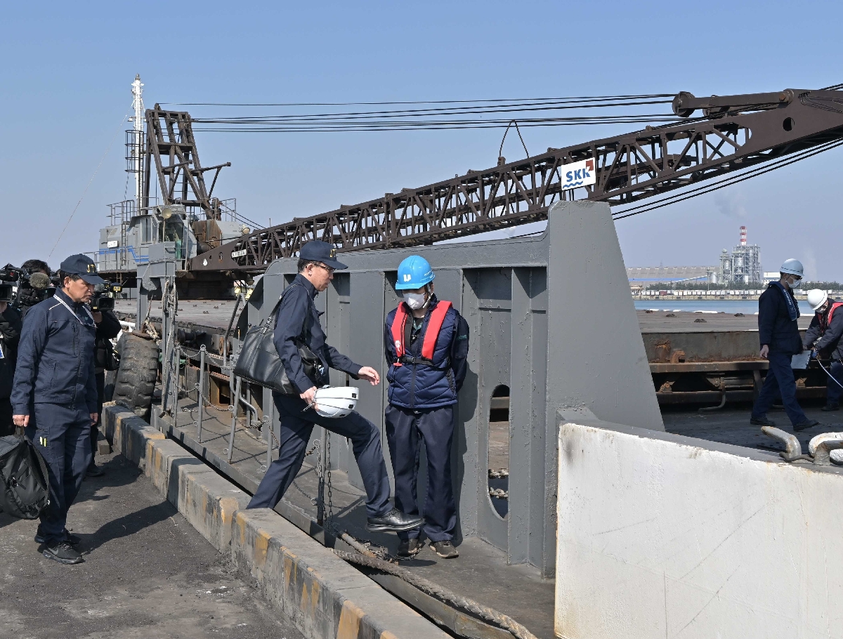 貨物船の立ち入り調査に向かう国の運輸安全委員会の船舶事故調査官=18日午前9時50分ごろ、八戸市