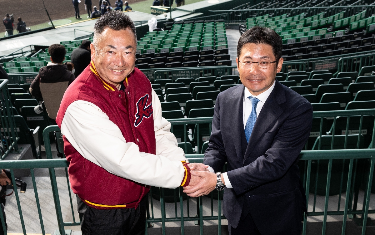 握手をする八学光星の仲井宗基監督（左）と崇徳の藤本誠監督＝１８日、甲子園