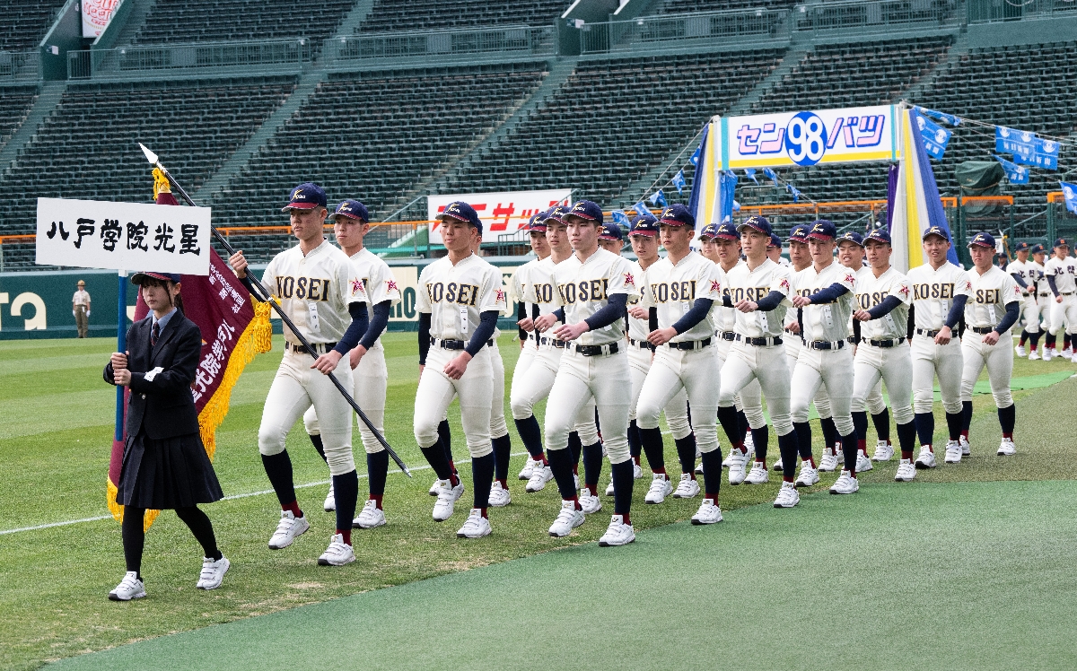 開会式のリハーサルで入場行進をする八学光星ナイン＝１８日、甲子園