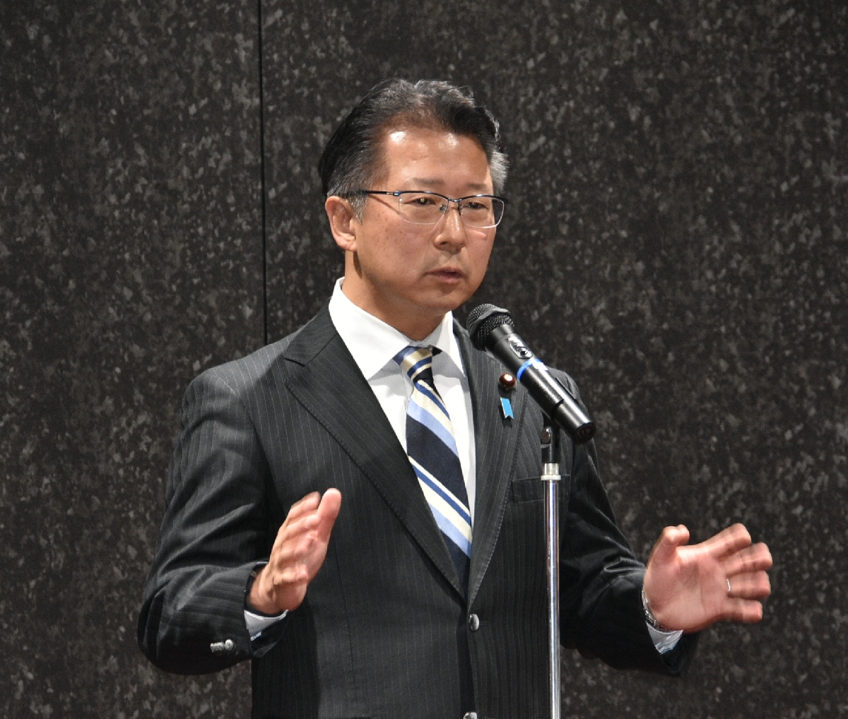 あいさつする神田潤一衆院議員=18日、東京都内