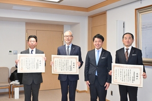 県誘致企業の50周年祝う 県、大石産業八戸工場など2社