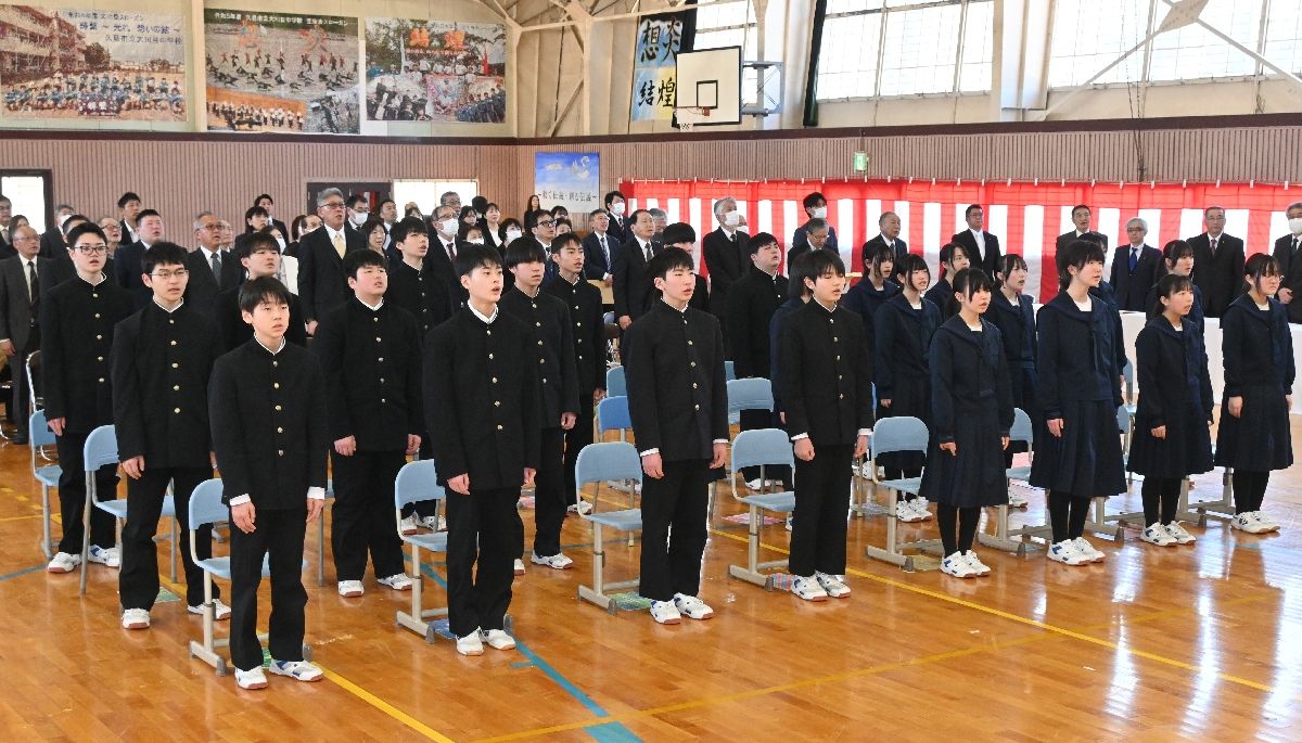 大川目中閉校式で、生徒を代表してあいさつする森陽翔さん