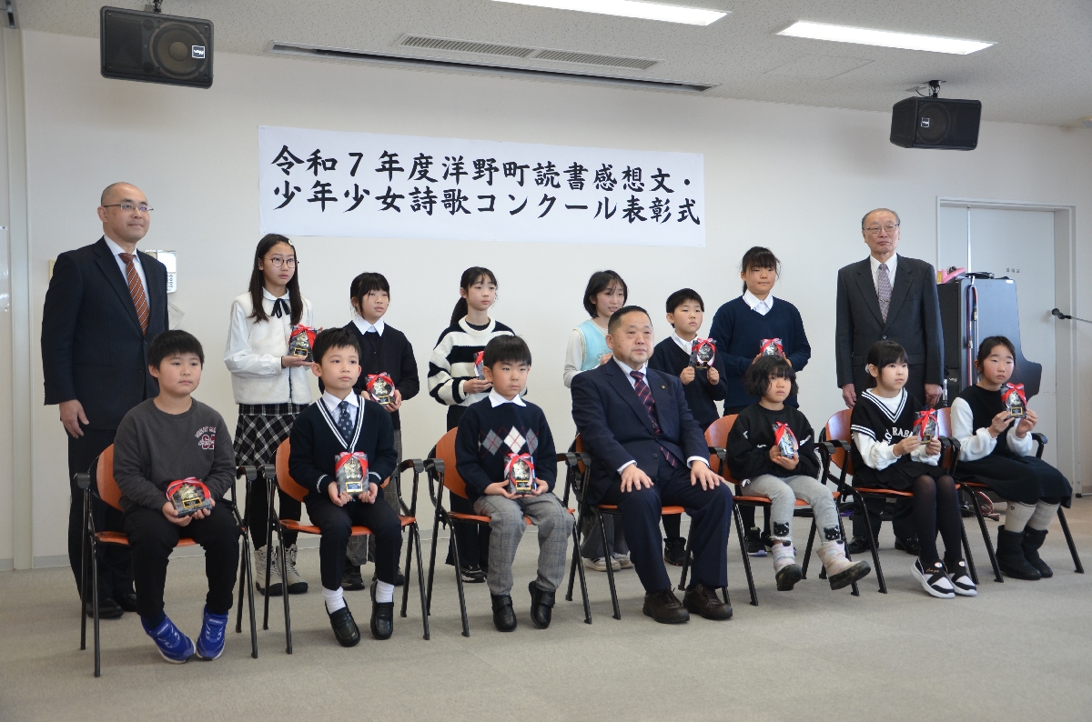 記念撮影に臨む受賞者ら