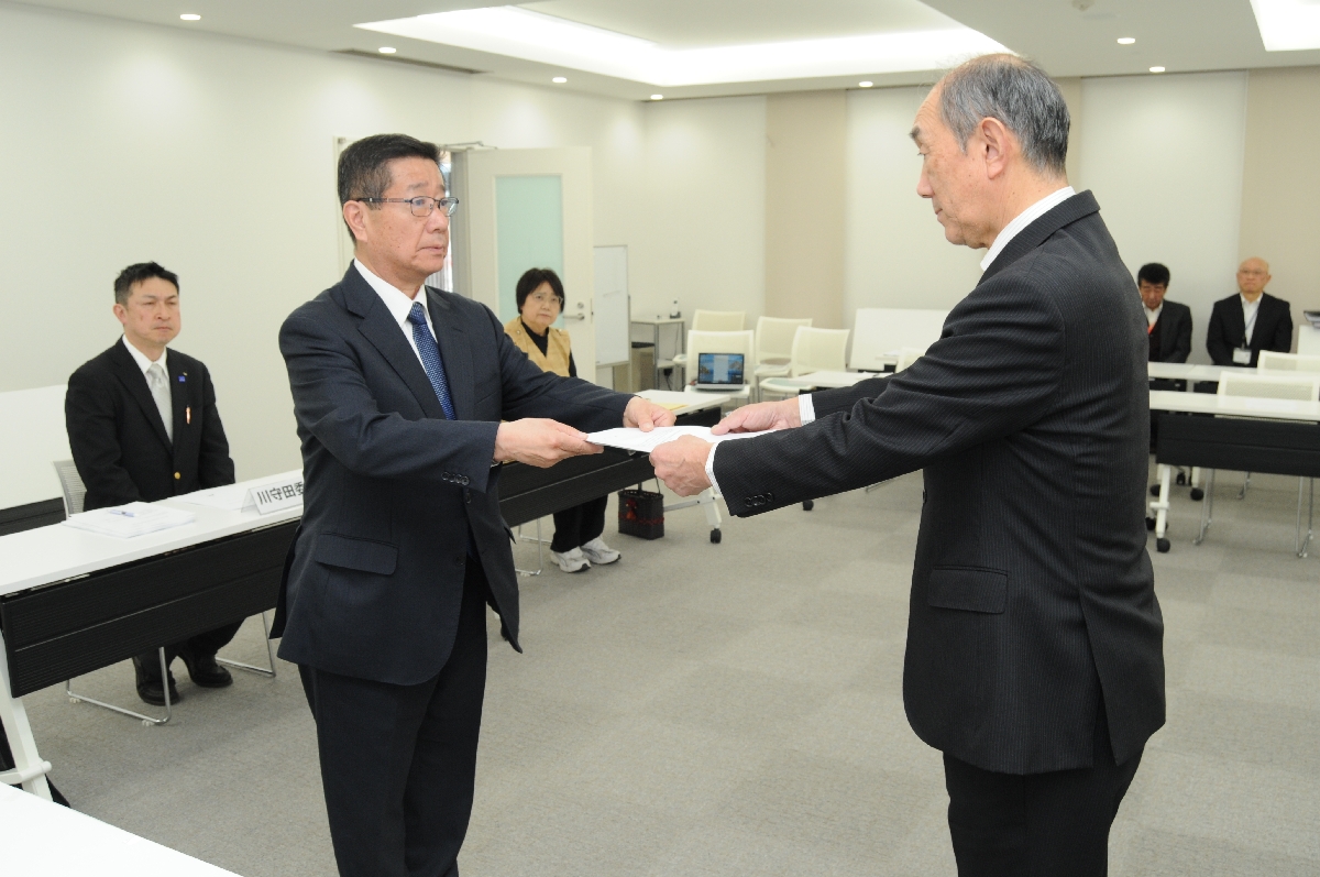 高橋力也教育長(右)に答申書を手渡す芦名均委員長=18日、南部町