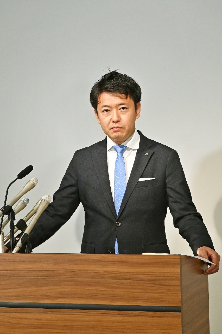 みちのく記念病院を巡る対応を説明する宮下宗一郎知事=18日、青森県庁