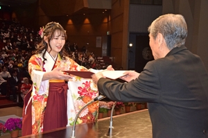 卒業生３０８人、学生生活に別れ　八学大、八学短大で学位記授与式