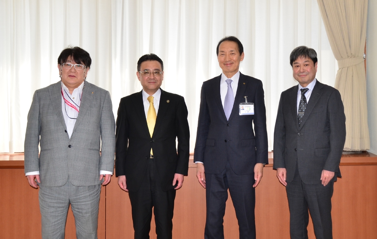 熊谷雄一市長(左から2人目)に助産師派遣について報告した八戸市立市民病院と八戸赤十字病院の関係者=18日、市庁