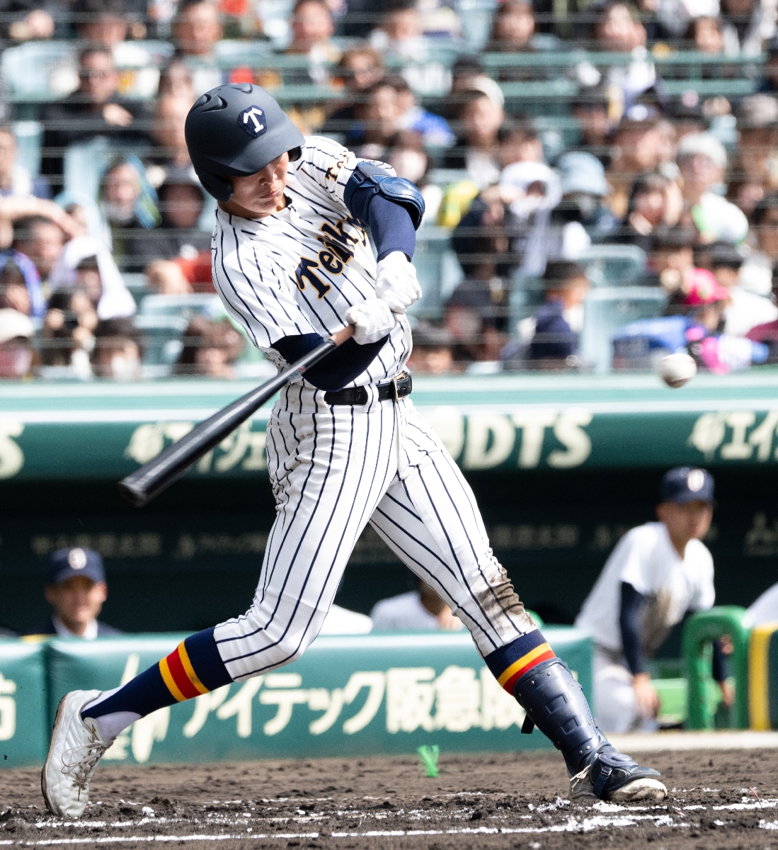 【１回戦・沖縄尚学－帝京】６回帝京無死、安打を放つ目代龍之介＝甲子園