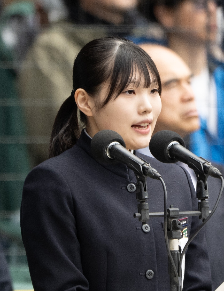 開会式で司会を務めた八戸聖ウルスラ学院高の榎本杷留さん＝１９日、甲子園