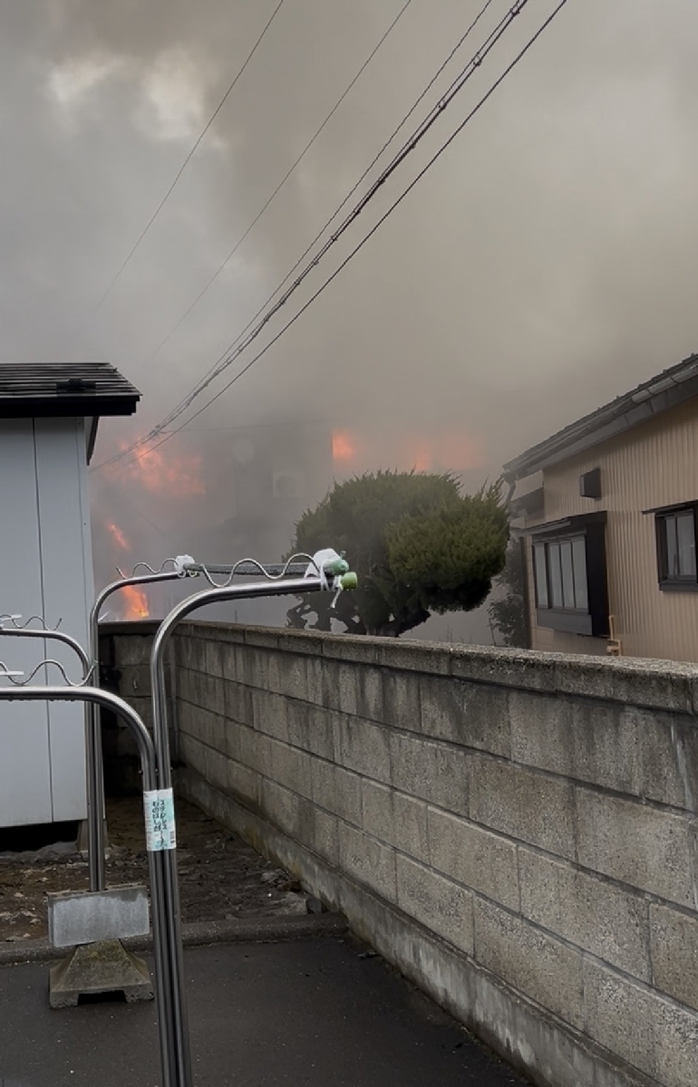 住宅など７棟が燃えた八戸市大久保夏川戸の火災現場＝１９日（住民提供）