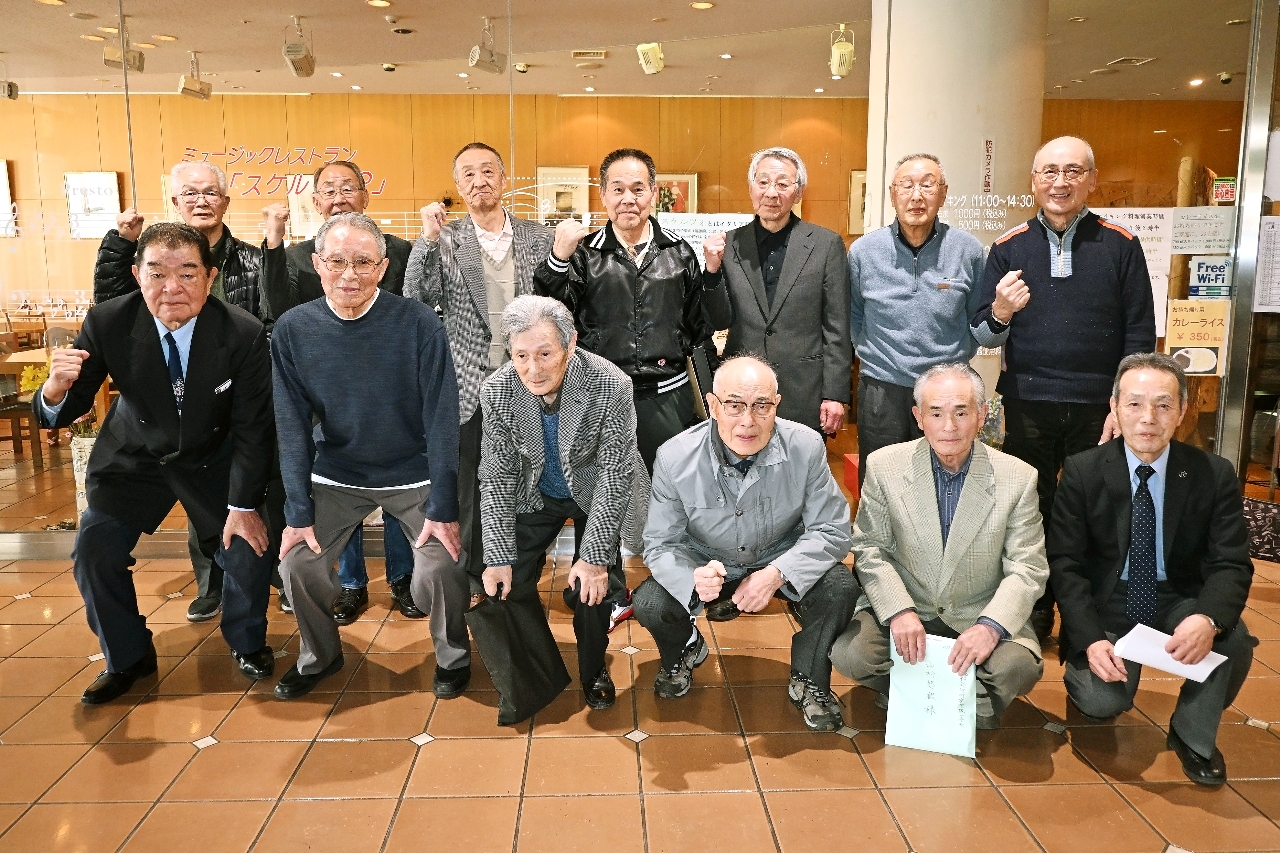 連盟を立ち上げ、士気を高めるメンバー=19日、青森市