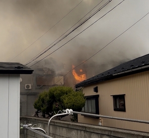 八戸で住宅など6棟焼く けが人なし