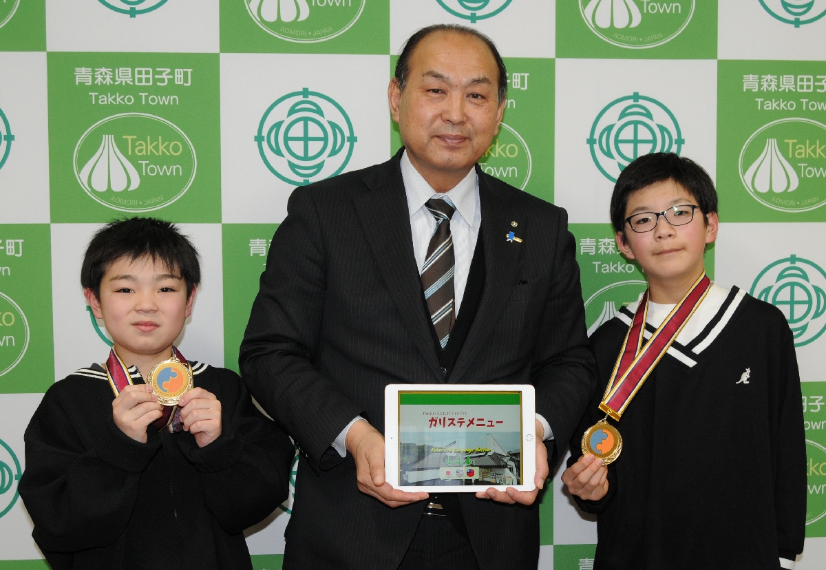 全国大会への出場を報告した長沢和季さん（左）と田中千尋さん