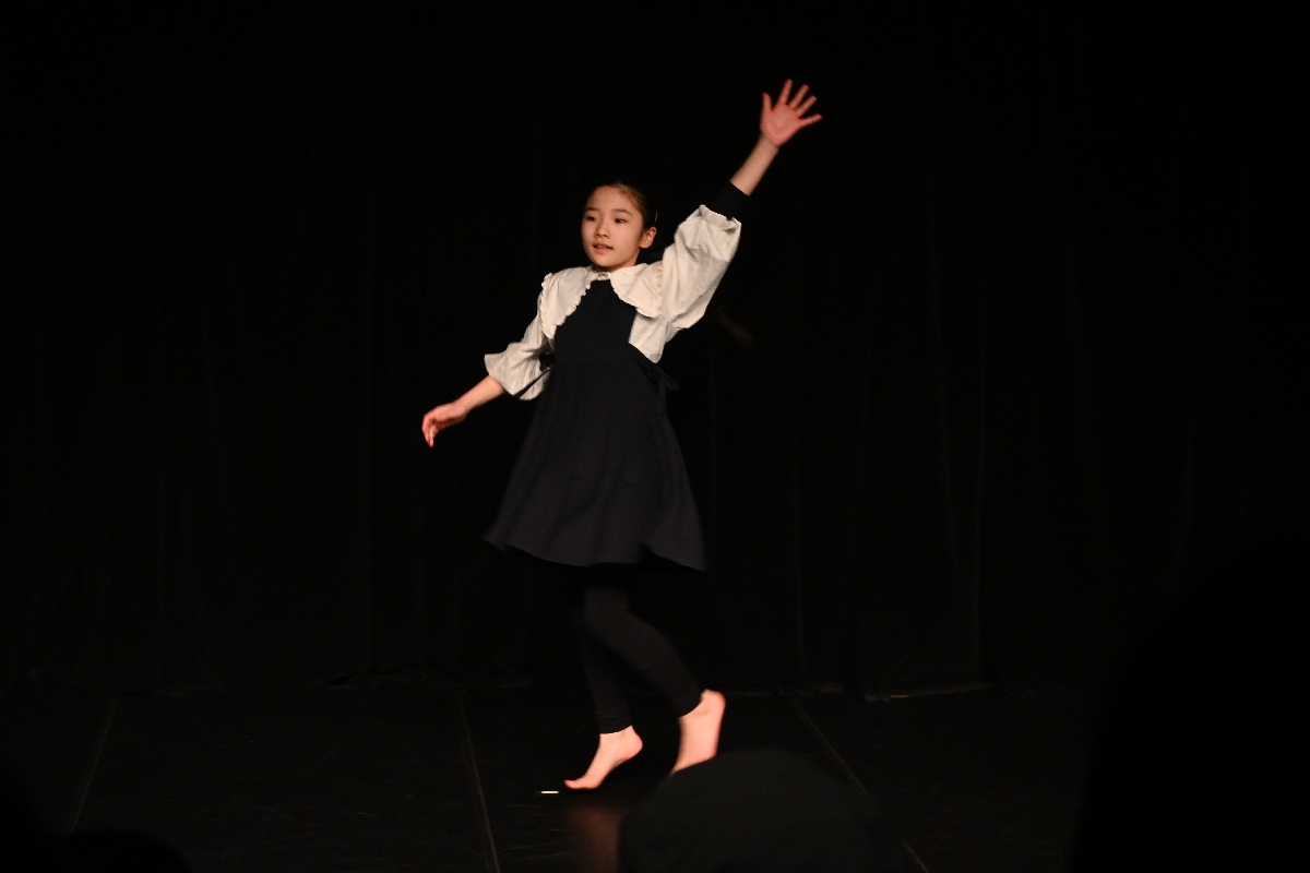 大好きな本の物語に入り込んで創作ダンスを披露する出演者