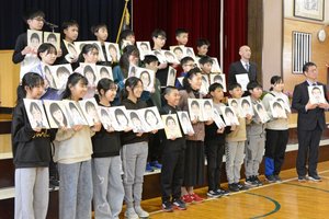 6年生22人に似顔絵送り卒業祝う 多賀小読み聞かせボランティアの階上さん/八戸