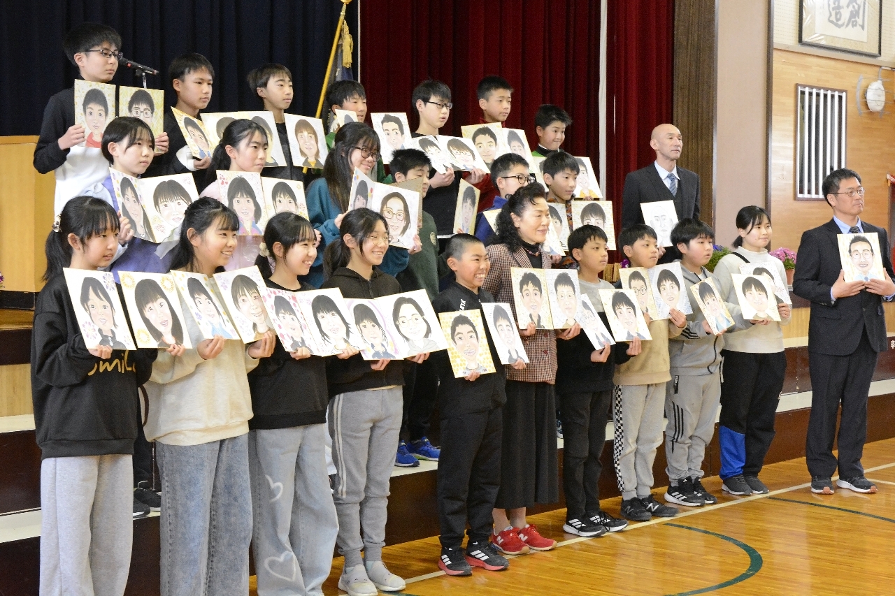 記念撮影する階上友子さん(前列中央)と児童ら