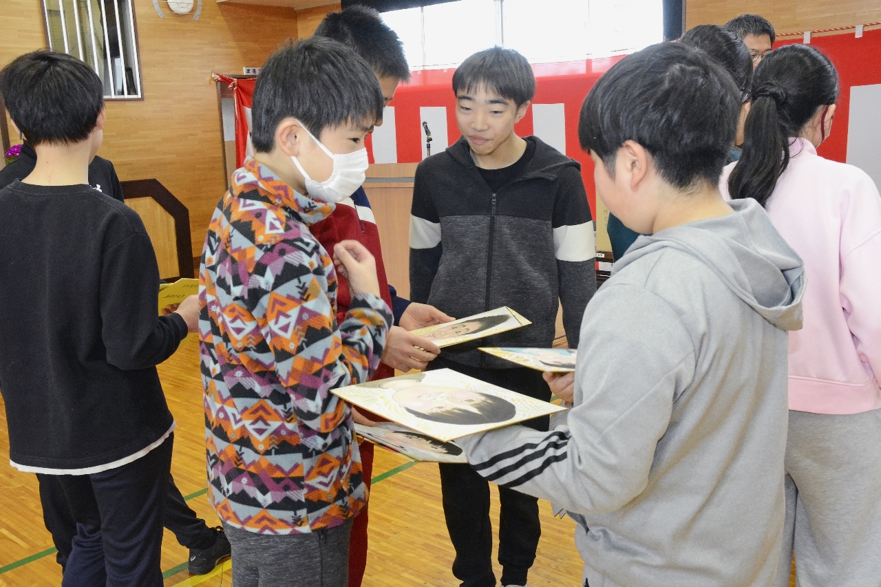 もらった似顔絵を見せ合う児童