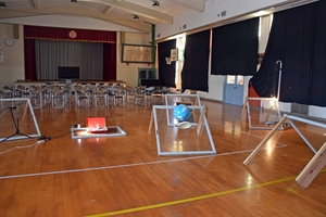 若手アーティスト7人、個性あふれる作品展示 三沢・旧三川目小、淋代海岸で