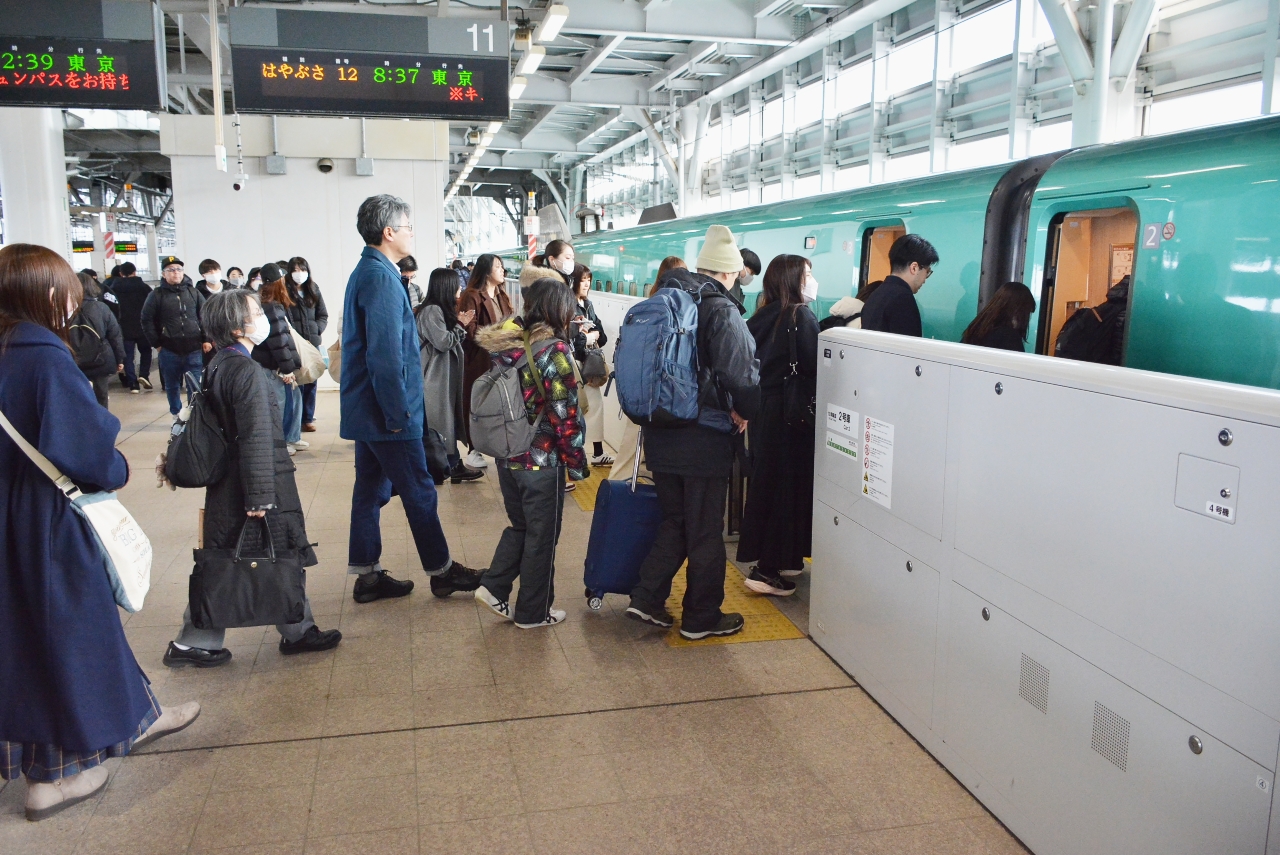 北海道新幹線は開業10年を迎え、青函エリアの「立体観光」の一翼を担っている=10日、JR新青森駅