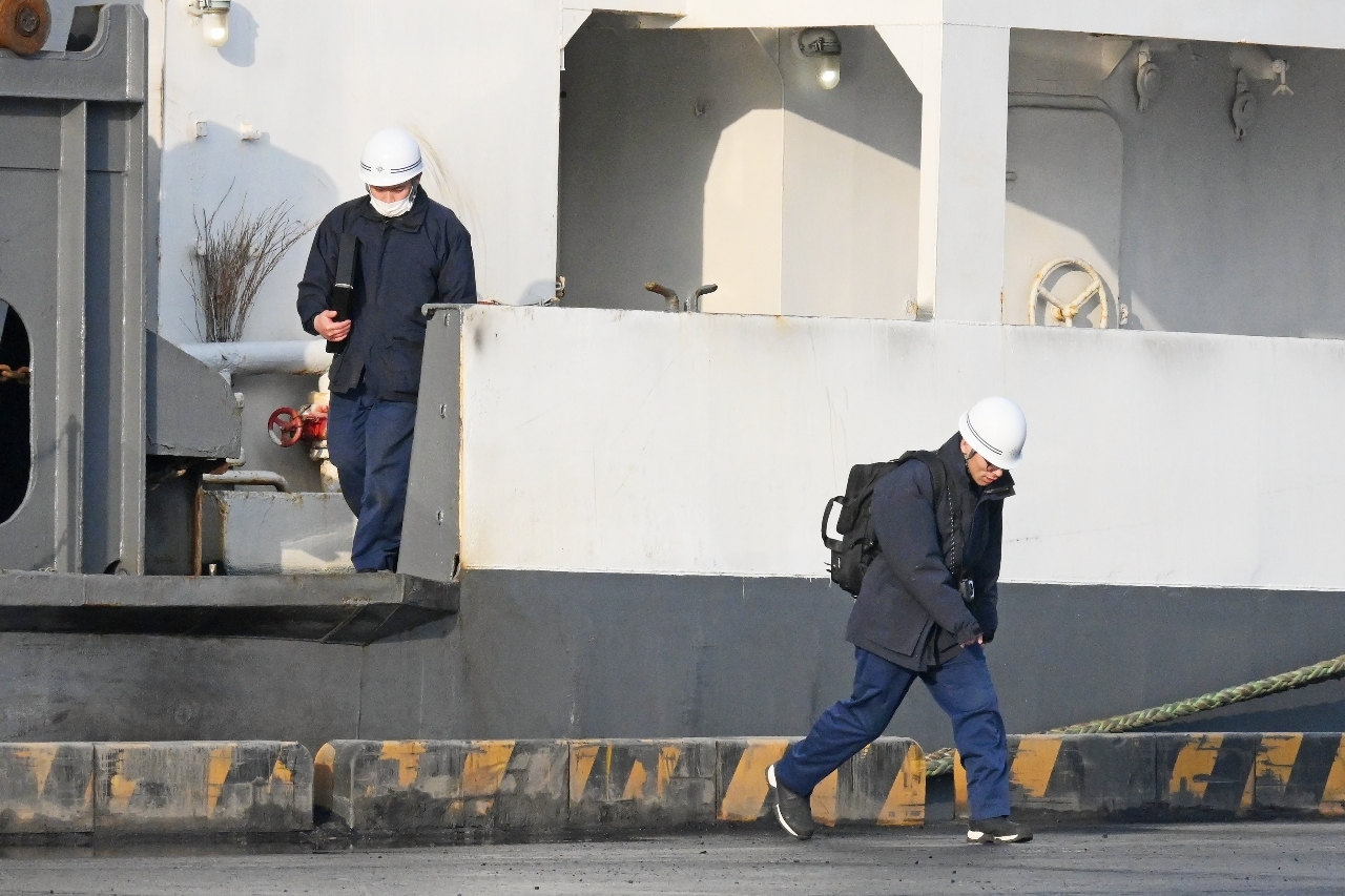 調査を終え、貨物船「末広丸」を下りる八戸海上保安部の関係者＝１９日午後４時半ごろ、八戸港八太郎１号埠頭Ｄ岸壁